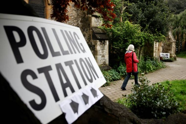Un bureau de vote à Londres lors des élections locales, le 2 mai 2024 ( AFP / BENJAMIN CREMEL )