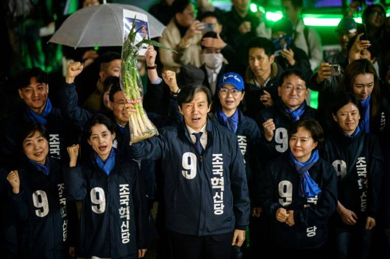 Cho Kuk, leader du parti indépendant d'opposition Reconstruire la Corée, brandit une botte d'oignons verts pendant un meeting à Séoul, le 28 mars 2024 ( AFP / Anthony WALLACE )