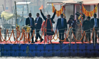 Le Premier ministre indien Narendra Modi (c) salue la foule après avoir plongé dans les eaux des fleuves sacrés du Gange, de la Yamuna et de la mythique Saraswati, lors du pèlerinage de la Kumbh Mela à Prayagraj, le 5 février 2025 ( AFP / Idrees MOHAMMED )