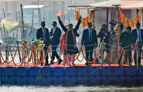 Le Premier ministre indien Narendra Modi (c) salue la foule après avoir plongé dans les eaux des fleuves sacrés du Gange, de la Yamuna et de la mythique Saraswati, lors du pèlerinage de la Kumbh Mela à Prayagraj, le 5 février 2025 ( AFP / Idrees MOHAMMED )