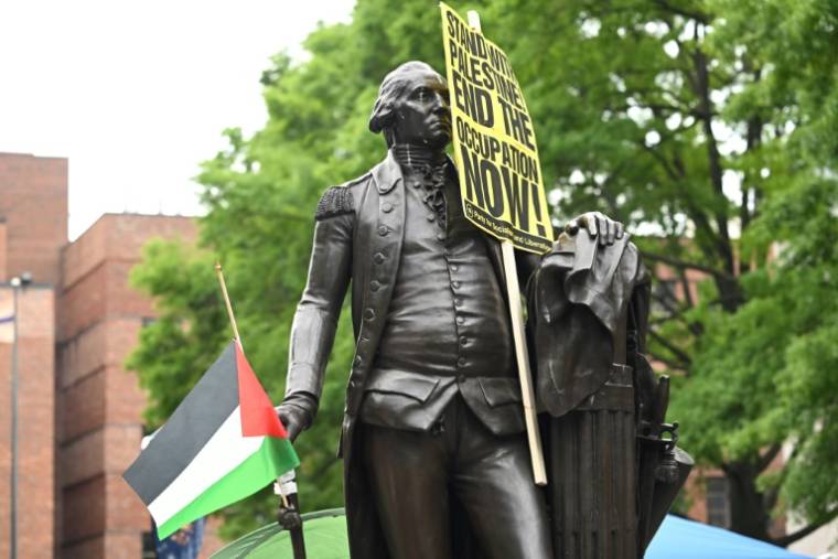 Une statue de George Washington avec une pancarte pro-palestinienne sur le campus de l'université du même nom, à Washington, le 25 avril 2024 ( AFP / SAUL LOEB )