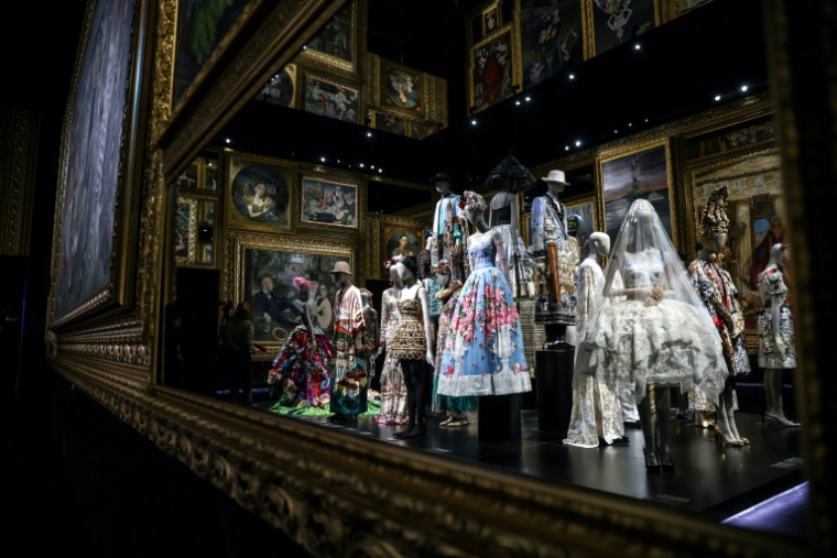 Une des dix salles de l'exposition "Du coeur à la main" consacrée aux créations du duo de créateurs italiens Dolce&Gabbana, au Grand Palais à Paris, le 10 janvier 2025 ( AFP / Anne-Christine POUJOULAT )