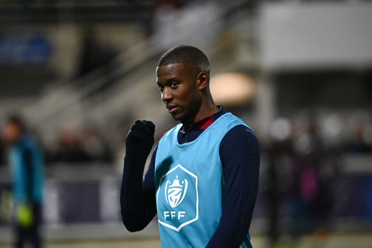 Mukiele Absent De L’entraînement Du PSG Après Avoir Pris Un Ballon En ...