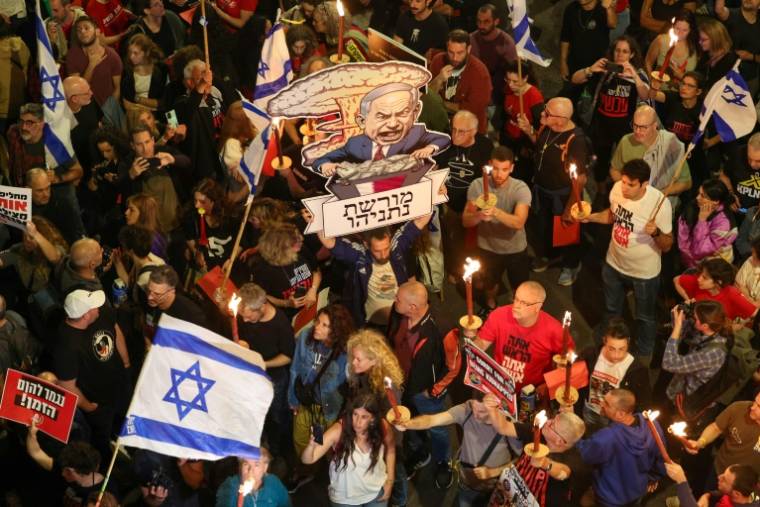 Manifestation, le 6 avril 2024 à Tel-Aviv, contre le Premier ministre israélien Benjamin Netanyahu et pour réclamer la libération des 129 otages toujours captifs, dont 34 sont morts selon l'armée, sur les quelque 250 enlevés le 7 octobre lors de l'attaque du Hamas ( AFP / JACK GUEZ )