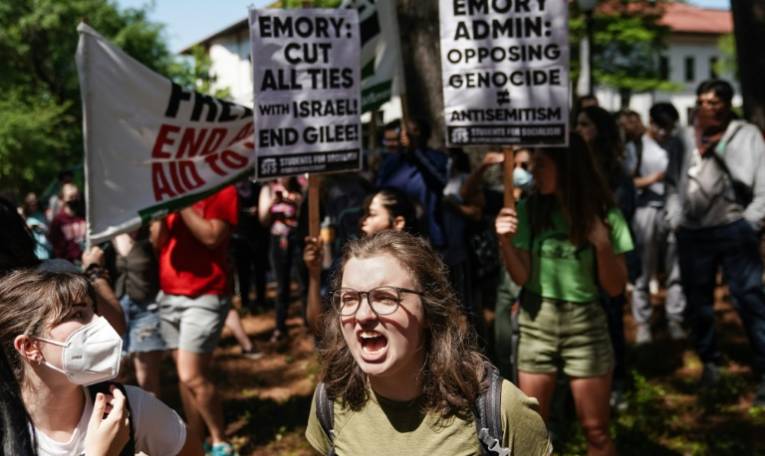 Des manifestants pro-palestiniens à l'université Emory d'Atlanta, dans le sud-est des Etats-Unis, le 25 avril 2024 ( AFP / Elijah Nouvelage )