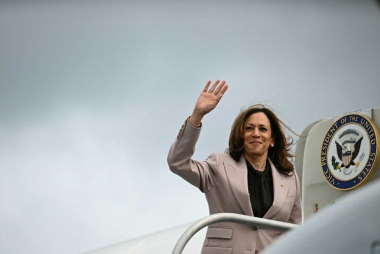 Kamala Harris embarque à bord d'Air Force Two à Philadelphie (Pennsylvanie), le 17 septembre 2024 ( AFP / Jim WATSON )