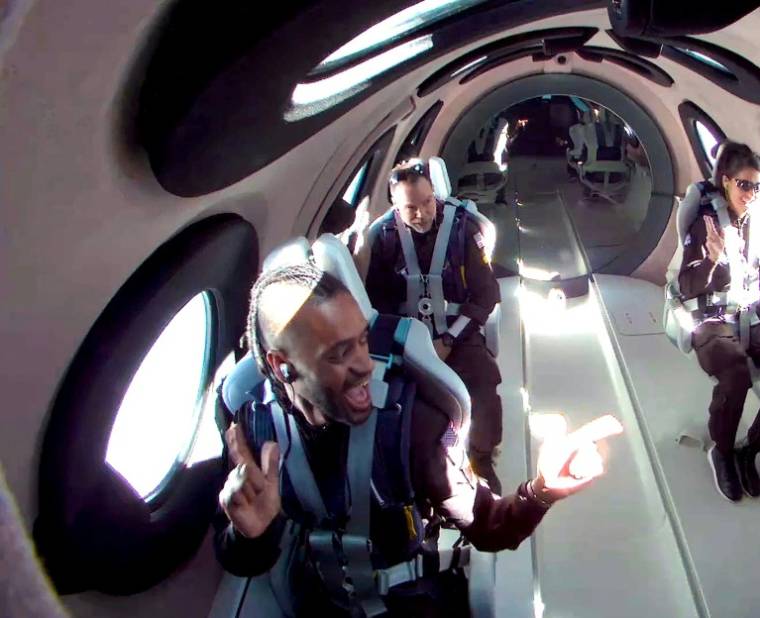 Image diffusée par Virgin Galactic des employés de l'entreprise Christopher Hui (devant), Jamila Gilbert (d) et Luke Mays à bord du vaisseau Unity pendant la mission Unity 25, le 25 mai 2023 ( Virgin Galactic / Handout )