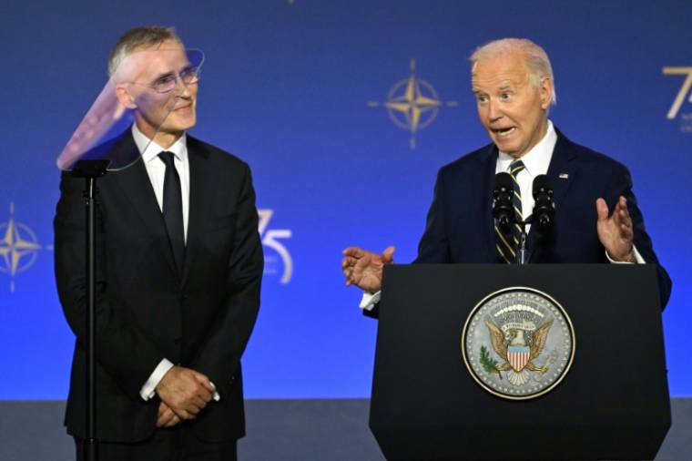 Le président américain Joe Biden (d) et le secrétaire général de l'Otan, Jens Stoltenberg, lors de la cérémonie pour le 75e anniversaire de l'Otan, le 9 juillet 2024 à Washington ( AFP / SAUL LOEB )