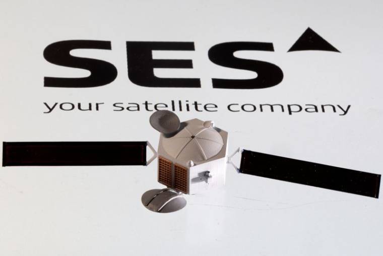 Illustration du logo SES et d'un petit modèle de satellite
