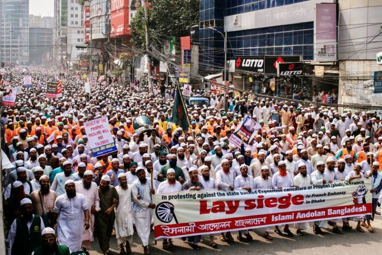 BANGLADESH: DES MILLIERS DE MANIFESTANTS ANTI-MACRON À DACCA