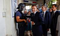 Le président français Emmanuel Macron (C) arrive au commissariat central de Nouméa, en Nouvelle-Calédonie, le 23 mai 2024 ( POOL / Ludovic MARIN )