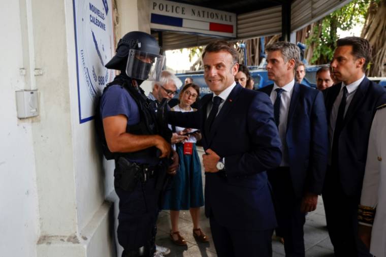Le président Emmanuel Macron arrive au commissariat central de Nouméa, en Nouvelle-Calédonie, le 23 mai 2024 ( POOL / Ludovic MARIN )
