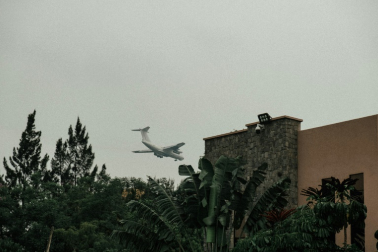 Un avion s'apprête à atterrir à l'aéroport de Goma avant sa fermeture, le 26 janvier 2025 en RDC ( AFP / Vivien Latour )