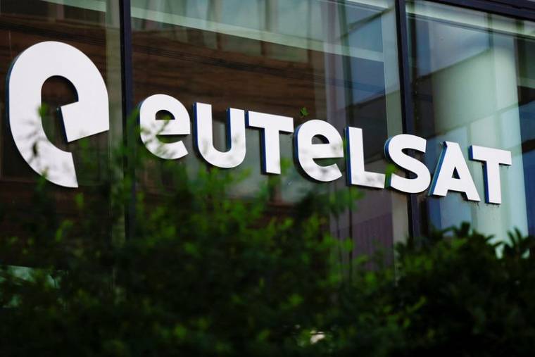 Le logo de l'opérateur européen de satellites Eutelsat est photographié au siège de la société à Issy-les-Moulineaux
