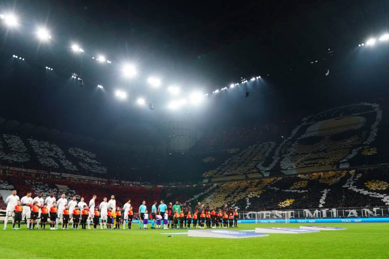 Les ultras de Milan répondent au PSG avec un brillant tifo Matrix