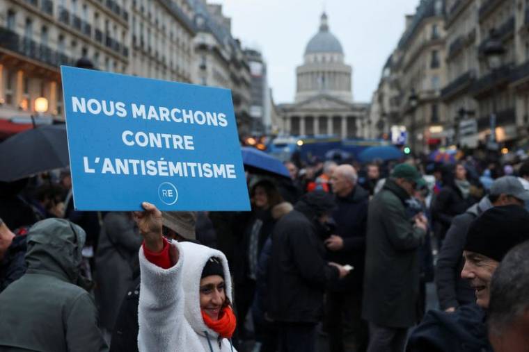 Une manifestante contre l'antisémitisme à Paris