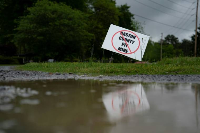 Une pancarte contre un projet de mine de lithium est visible le 21 avril 2024 à Lincolnton, en Caroline du Nord ( AFP / Allison Joyce )