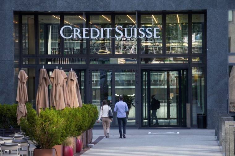 Le logo de Credit Suisse dans un immeuble à Zurich