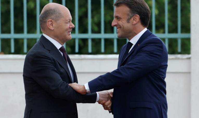 Le chancelier allemand Olaf Scholz accueille le président français Emmanuel Macron pour une réunion conjointe franco-allemande au palais Schloss Meseberg, près de Berlin, le 28 mai 2024 ( AFP / Odd ANDERSEN )