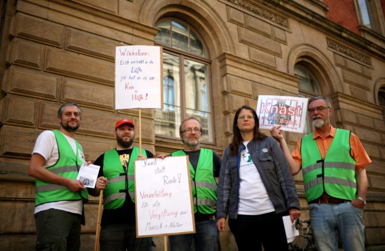 Des employés du constructeur automobile allemand Volkswagen protestent devant le tribunal de Brunswick, dans le nord de l'Allemagne, où s'est ouvert un procès contre l'ancien PDG de Volkswagen, Martin Winterkorn, le 3 septembre 2024 ( AFP / Ronny HARTMANN )