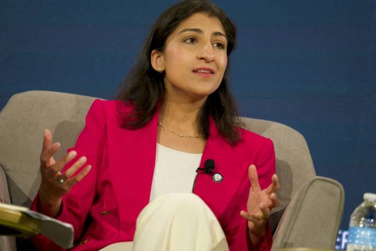 Lina Khan, présidente l'Agence fédérale de la concurrence (FTC), à Washington, le 12 avril 2024 ( AFP / Bastien INZAURRALDE )