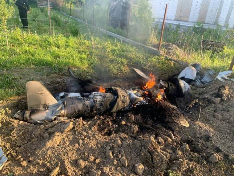 Une photo publiée par la police ukrainienne montre les restes d'un missile de croisière russe abattu par la défense anti-aérienne dans la région de Kiev, le 18 mai 2023 ( National Police of Ukraine / Handout )