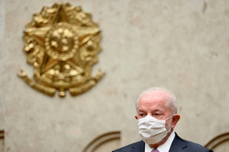 O presidente brasileiro Luiz Inácio Lula da Silva usa máscara protetora, 28 de setembro de 2023 em Brasília (AFP / EVARISTO SA)