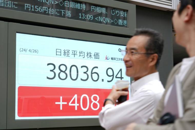 Un tableau électronique affiche les cours de l'indice Nikkei à la Bourse de Tokyo, le 26 avril 2024 ( AFP / Kazuhiro NOGI )