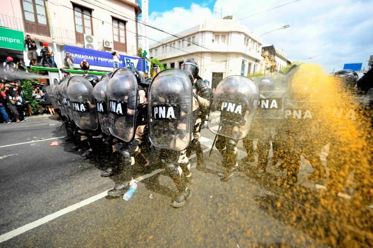 Des heurts ont éclaté en Argentine avec les forces de sécurité lors d'une manifestation sous le mot d'ordre "La limite, c'est la faim", le 18 mars 2024 à Avellaneda, dans la province de Buenos Aires ( AFP / Luis ROBAYO )