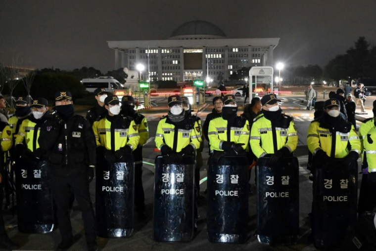 Des policiers devant l'Assemblée nationale à Séoul le 3 décembre 2024, après que le président sud-coréen Yoon Suk Yeol a déclaré la loi martiale ( AFP / Jung Yeon-je )