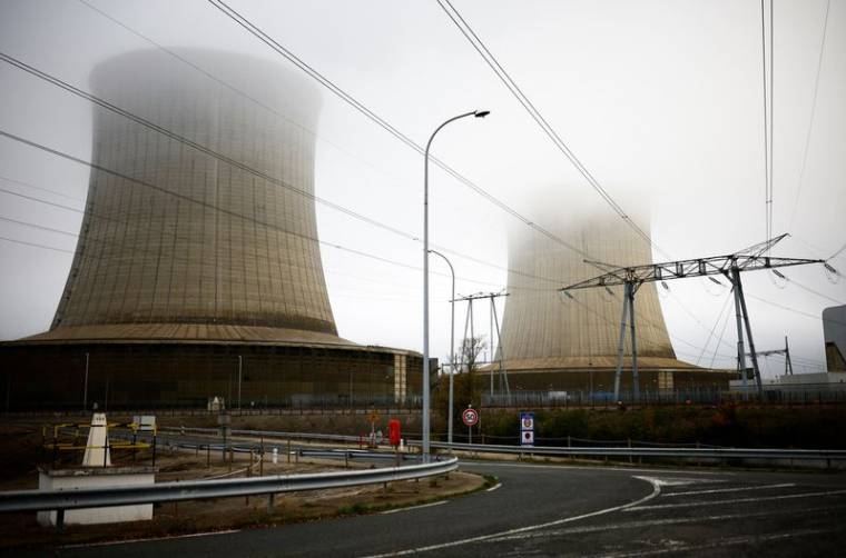 Les tours de refroidissement de la centrale nucléaire d'EDF à Saint-Laurent-Nouan