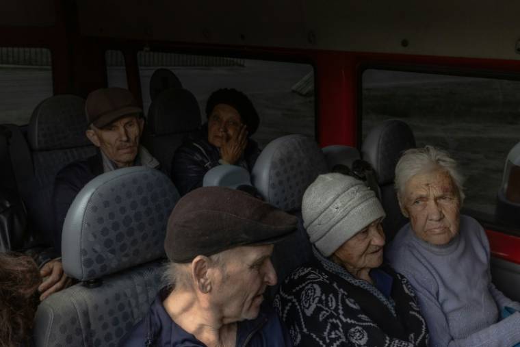 Des personnes évacuées de Vovtchansk arrivent à Kharkiv, le 12 mai 2024 en Ukraine ( AFP / Roman PILIPEY )