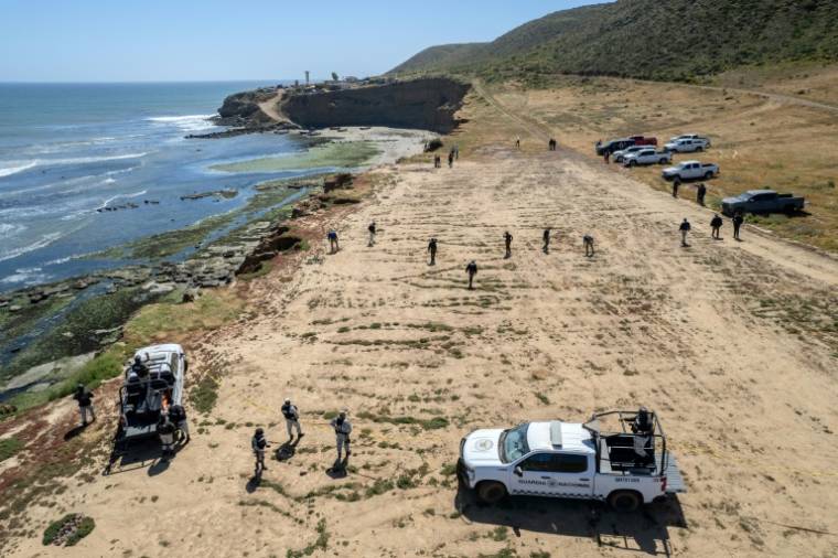Vue aérienne des recherches qui se poursuivent près du site où trois surfeurs étrangers ont été tués à Ensenada, dans l'État de Basse-Californie, au Mexique, le 6 mai 2024 ( AFP / Guillermo Arias )