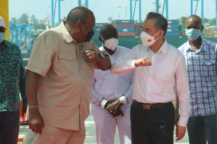 La Chine est le deuxième bailleur de fonds du Kenya, après la Banque mondiale (ici l'ancien président kenyan Uhuru Kenyatta et le ministre chinois des Affaires étrangères Wang Yi, sur le chantier du nouveau terminal pétrolier de Mombasa, en janvier 2022) ( AFP / - )
