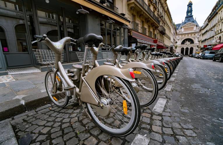 La mobilité douce se développe en ville: vélo, trottinette électrique, scooter en libre-service... ( crédit photo : Shutterstock )