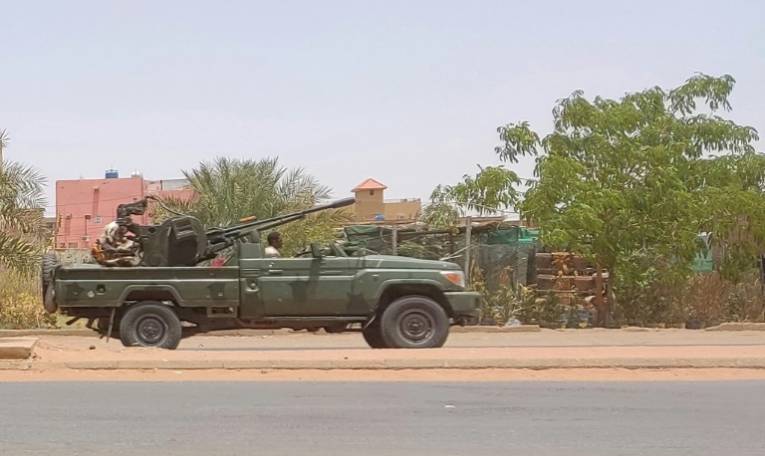 Des paramilitaires des Forces de soutien rapide (FSR) dans un véhicule blindé dans le sud de Khartoum, le 25 mai 2023 ( AFP / - )