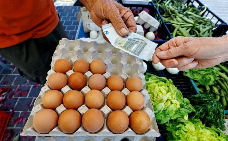 Une personne achète des œufs à Nice