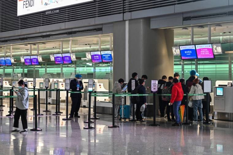 À l'aéroport international Hongqiao de Shanghai le 21 mars 2022.  ( AFP / HECTOR RETAMAL )