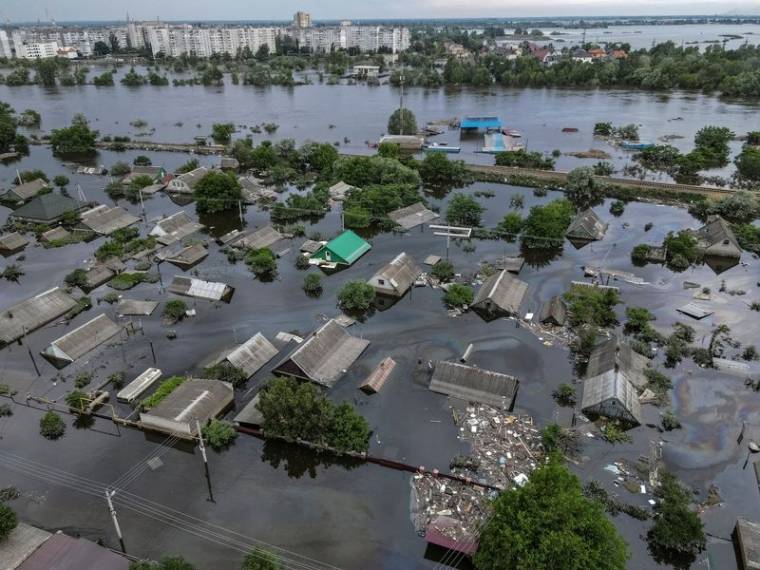 Une vue aérienne montre une zone inondée après la rupture du barrage de Nova Kakhovka à Kherson