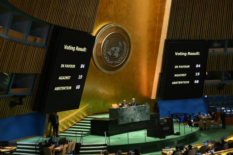 Le résultat du vote à l'Assemblée générale de l'ONU sur la création d'une Journée de commémoration du génocide de Srebrenica, à New York, le 23 mai 2024 ( AFP / ANGELA WEISS )