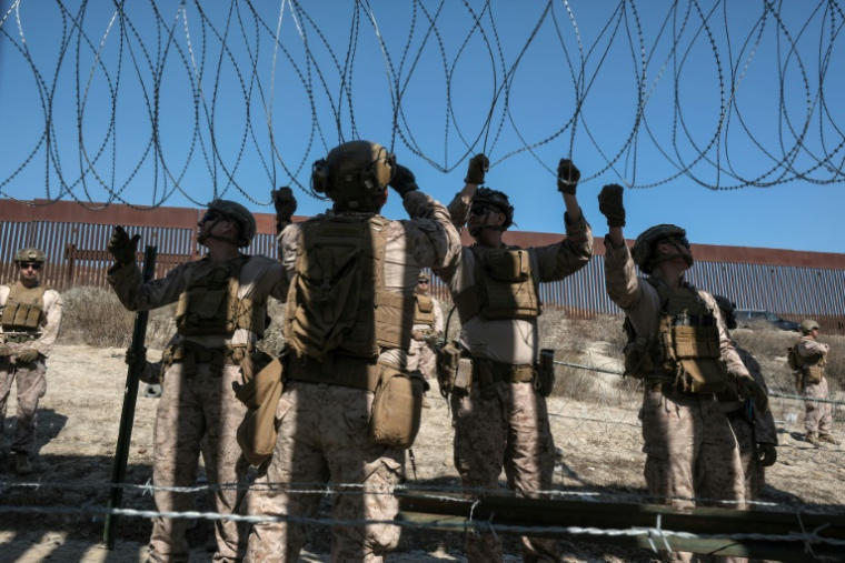 Des marines américains renforcent avec des barbelés la frontière sud avec le Mexique à San Diego dans le sud des Etats-Unis à la frontière avec Tijuana le 5 février 2025 ( AFP / Guillermo Arias )