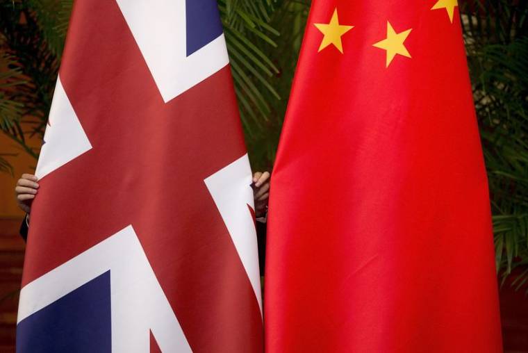Les drapeaux du Royaume-Uni et de la Chine à la maison d'hôtes d'État Diaoyutai à Pékin