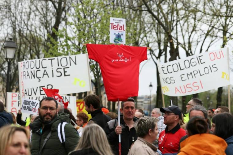 Manifestation des salariés du groupe Seb contre un projet de loi visant à interdire les substances per- et polyfluoroalkyles (PFAS) en France à partir de 2026, le 3 avril 2024 à Paris ( AFP / ALAIN JOCARD )