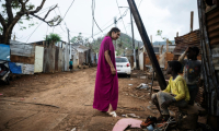 La psychologue Mona Fandi rencontre des habitants du quartier de Cavani Sud (est de Mayotte), pour leur proposer une aide médicale, le 2 janvier 2025 ( AFP / JULIEN DE ROSA )