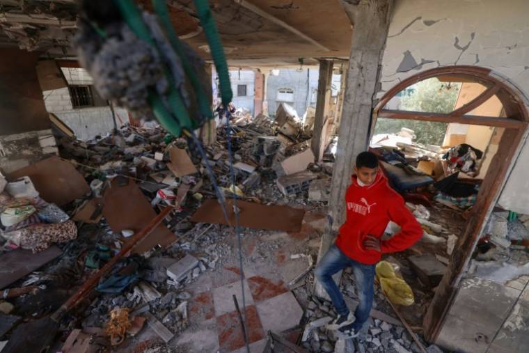 Un Palestinien inspecte un appartement endommagé partiellement détruit par une frappe israélienne le 4 avril 2024  ( AFP / MOHAMMED ABED )