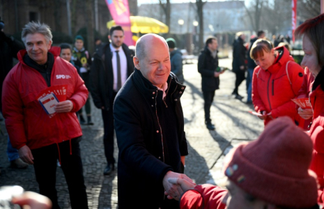 Le chancelier allemand Olaf Scholz (d) rencontre des électeurs alors qu'il fait campagne à Potsdam, la veille des élections législatives, le 22 février 2025 dans l'est de l'Allemagne ( AFP / RALF HIRSCHBERGER )