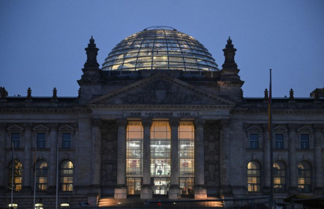 Une vue montre le bâtiment du Reichstag, le siège du parlement allemand, à Berlin