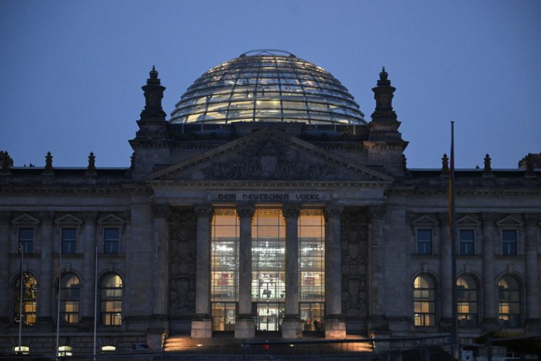 Une vue montre le bâtiment du Reichstag, le siège du parlement allemand, à Berlin