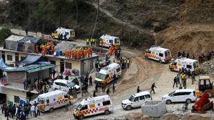 Des ambulances se sont rapprochées de l'entrée du tunnel de Silkyara en Inde où sont bloqués 41 ouvriers, le 28 novembre 2023 ( AFP / Sajjad HUSSAIN )