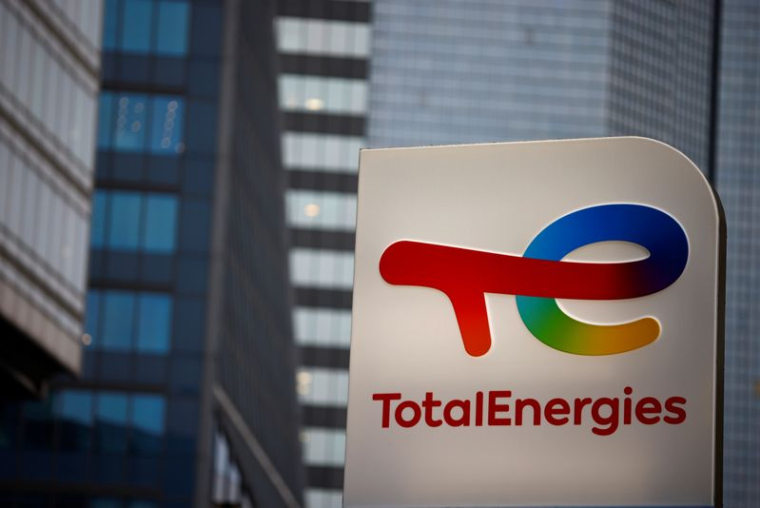 Le logo de TotalEnergies sur une station-service